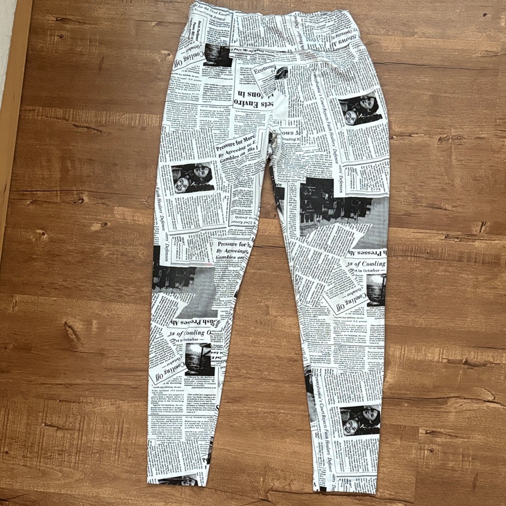 SHEIN Black & White Newspaper Print Leggings